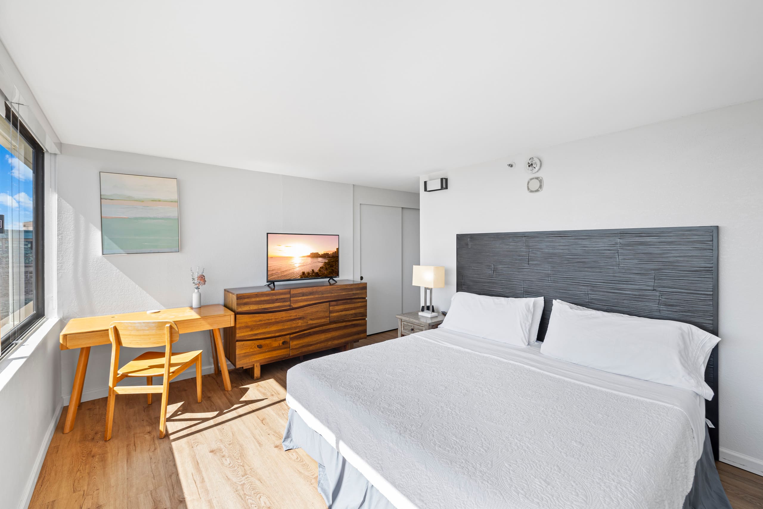 Condo in Honolulu · ★4.95 · 2 bedrooms · 4 beds · 2 baths - Image 18