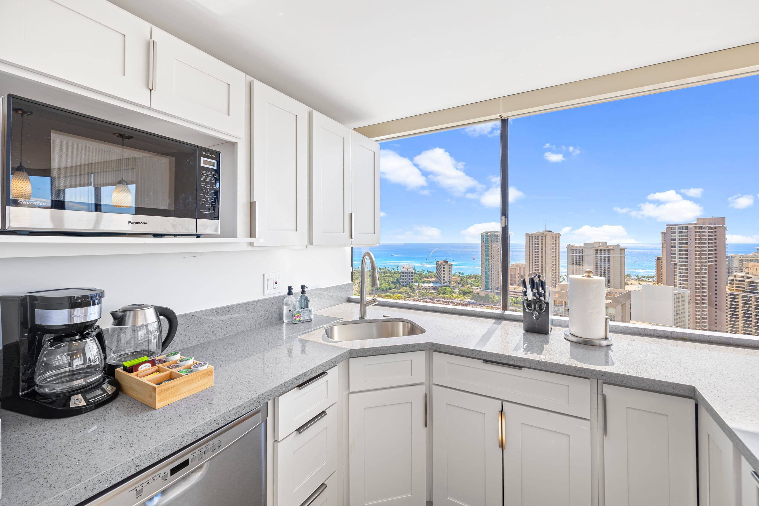 Condo in Honolulu · ★4.95 · 2 bedrooms · 4 beds · 2 baths - Image 11