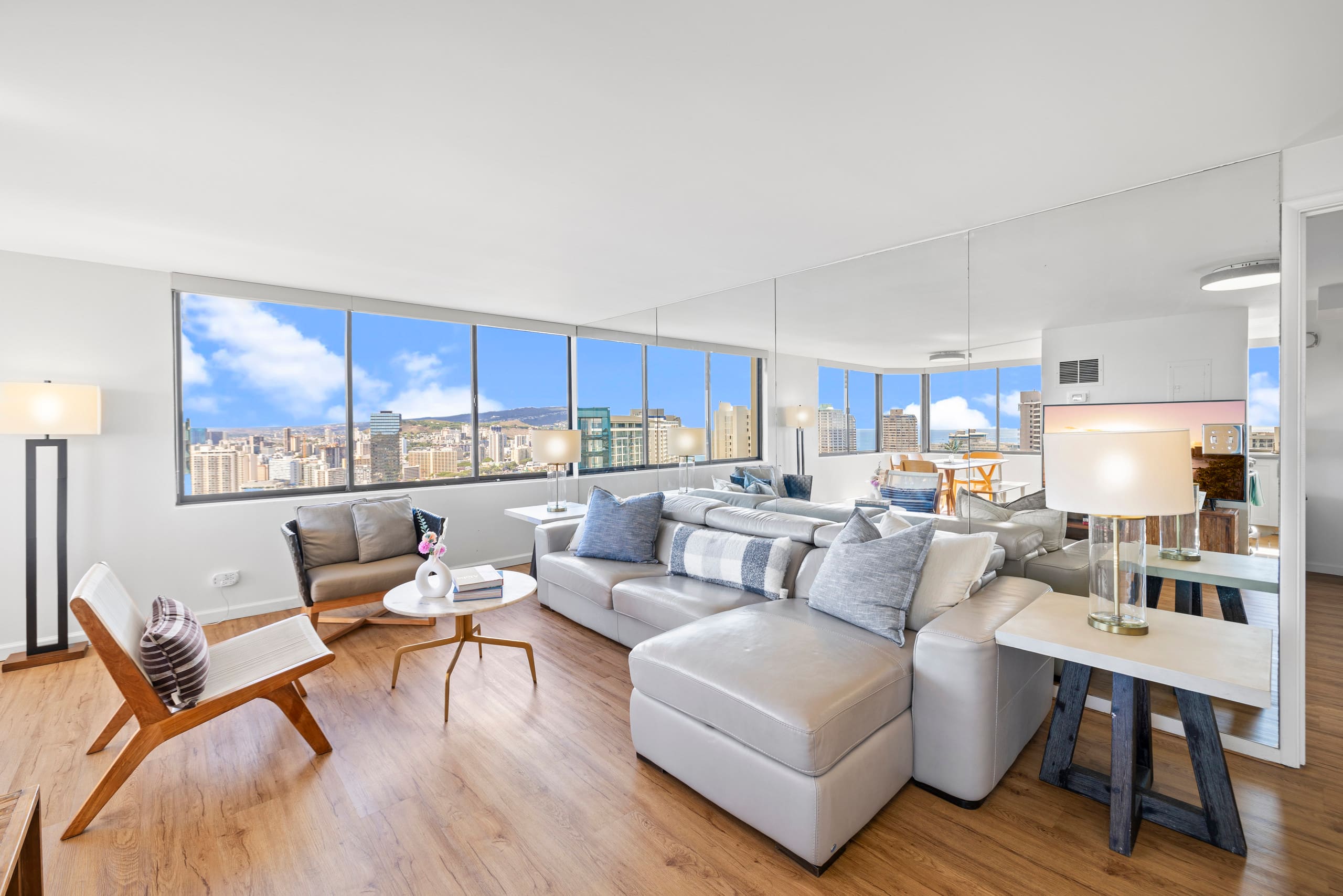 Condo in Honolulu · ★4.95 · 2 bedrooms · 4 beds · 2 baths - Image 4