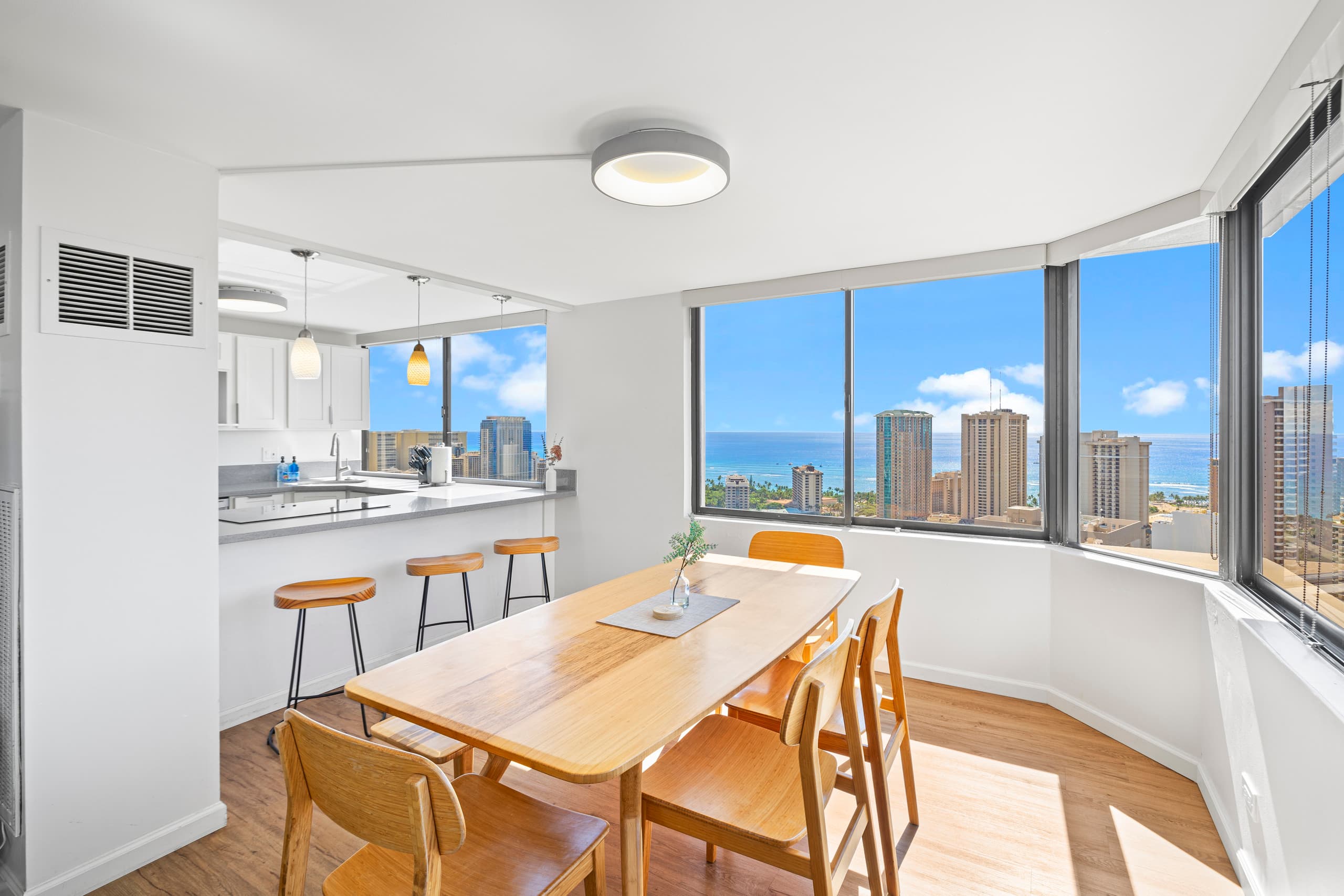 Condo in Honolulu · ★4.95 · 2 bedrooms · 4 beds · 2 baths - Image 13