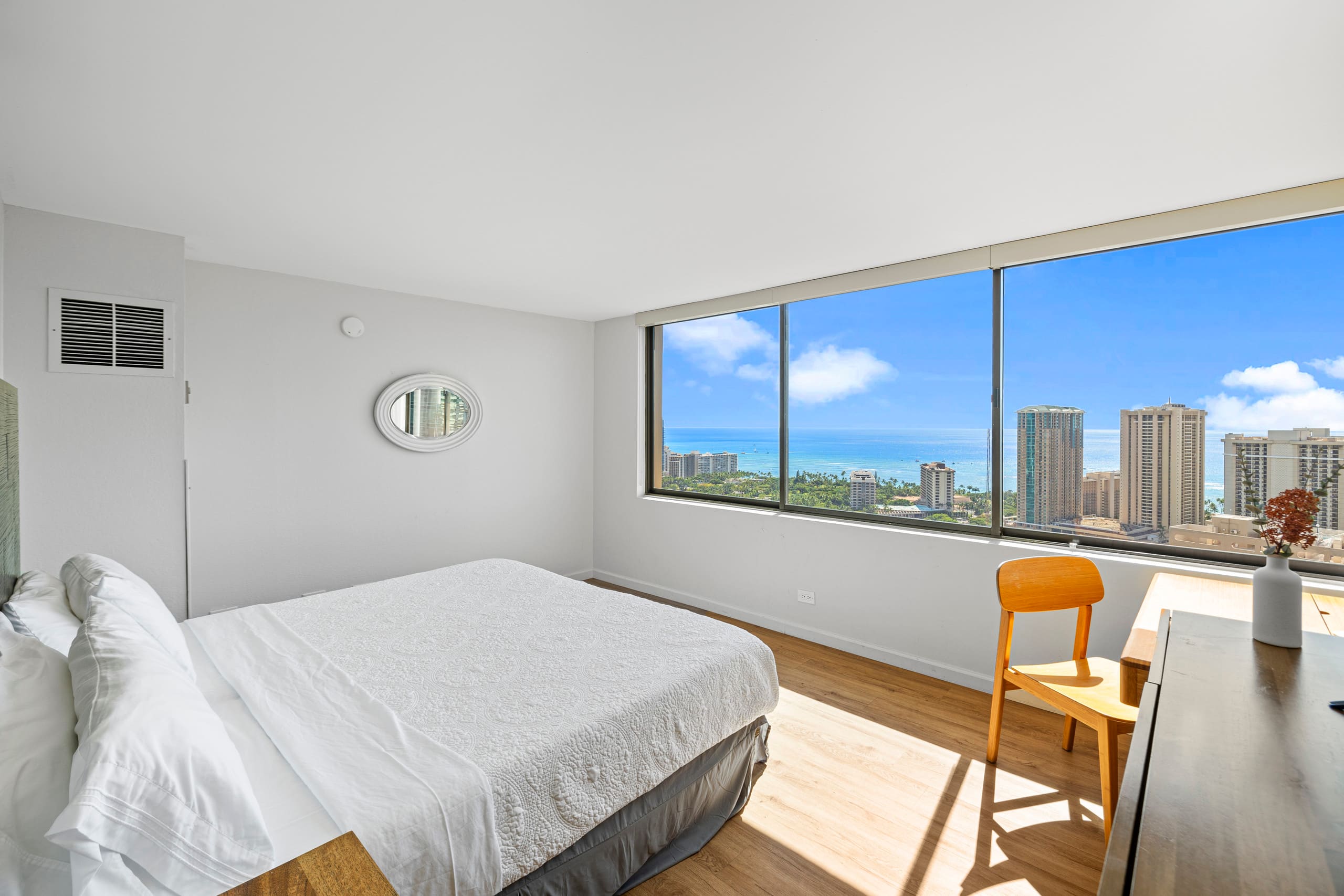 Condo in Honolulu · ★4.95 · 2 bedrooms · 4 beds · 2 baths - Image 3