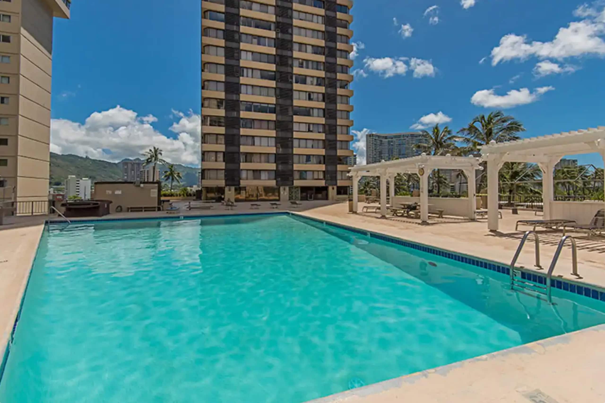 Condo in Honolulu · ★4.95 · 2 bedrooms · 4 beds · 2 baths - Image 27