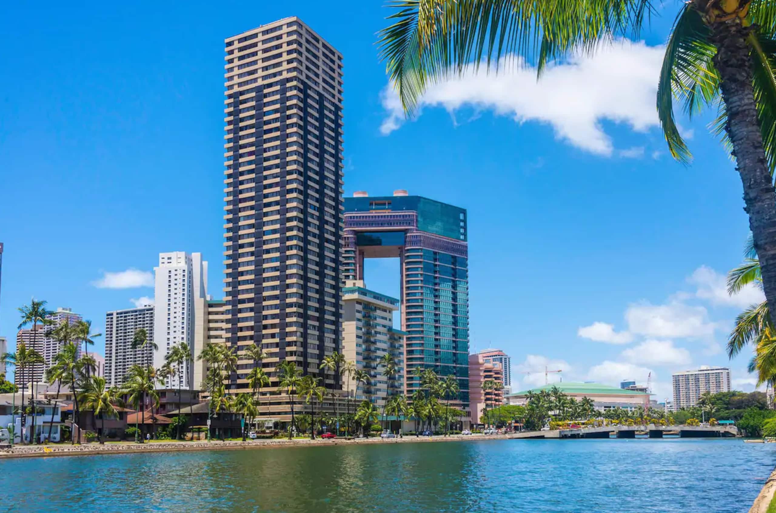Condo in Honolulu · ★4.95 · 2 bedrooms · 4 beds · 2 baths - Image 25