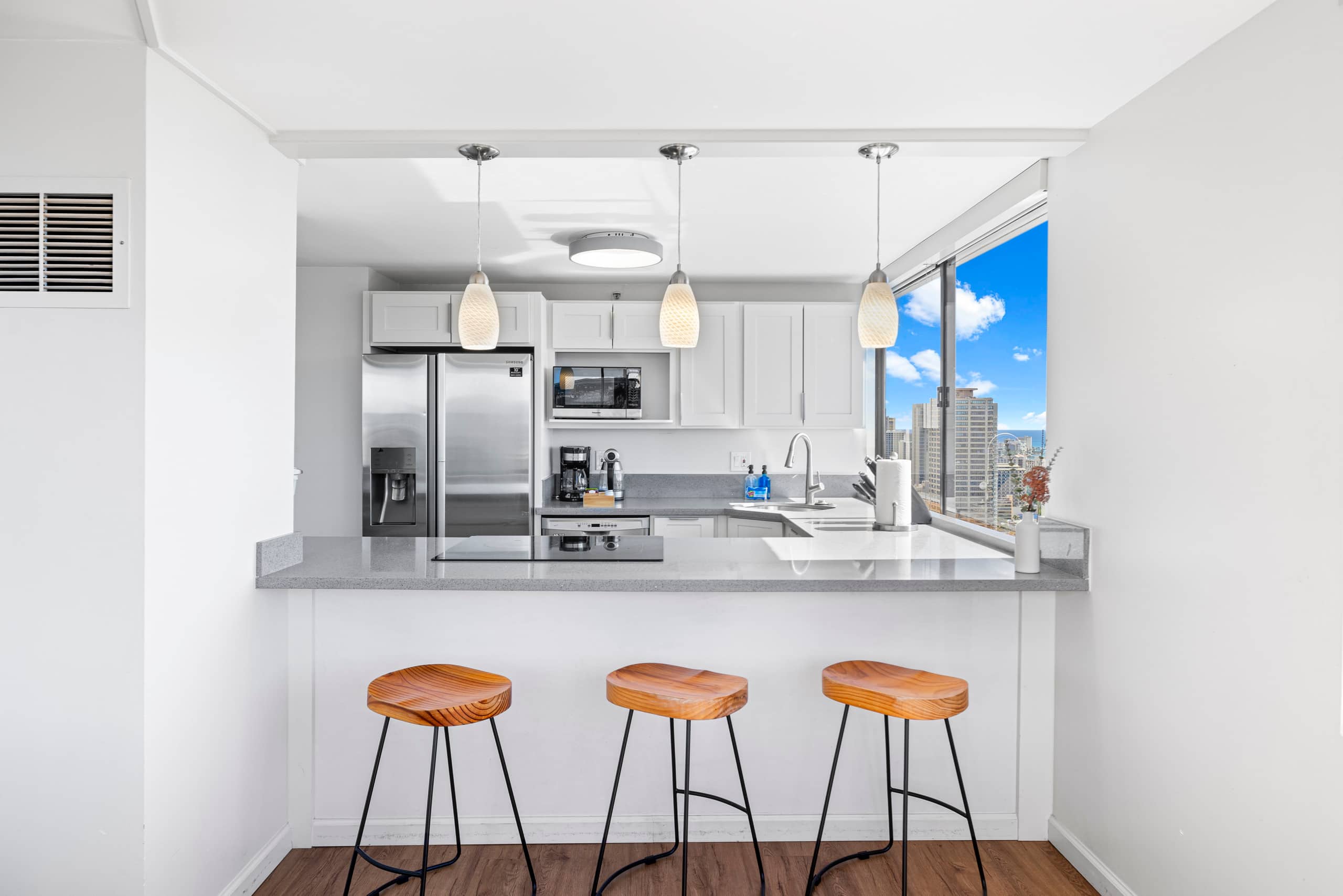 Condo in Honolulu · ★4.95 · 2 bedrooms · 4 beds · 2 baths - Image 10