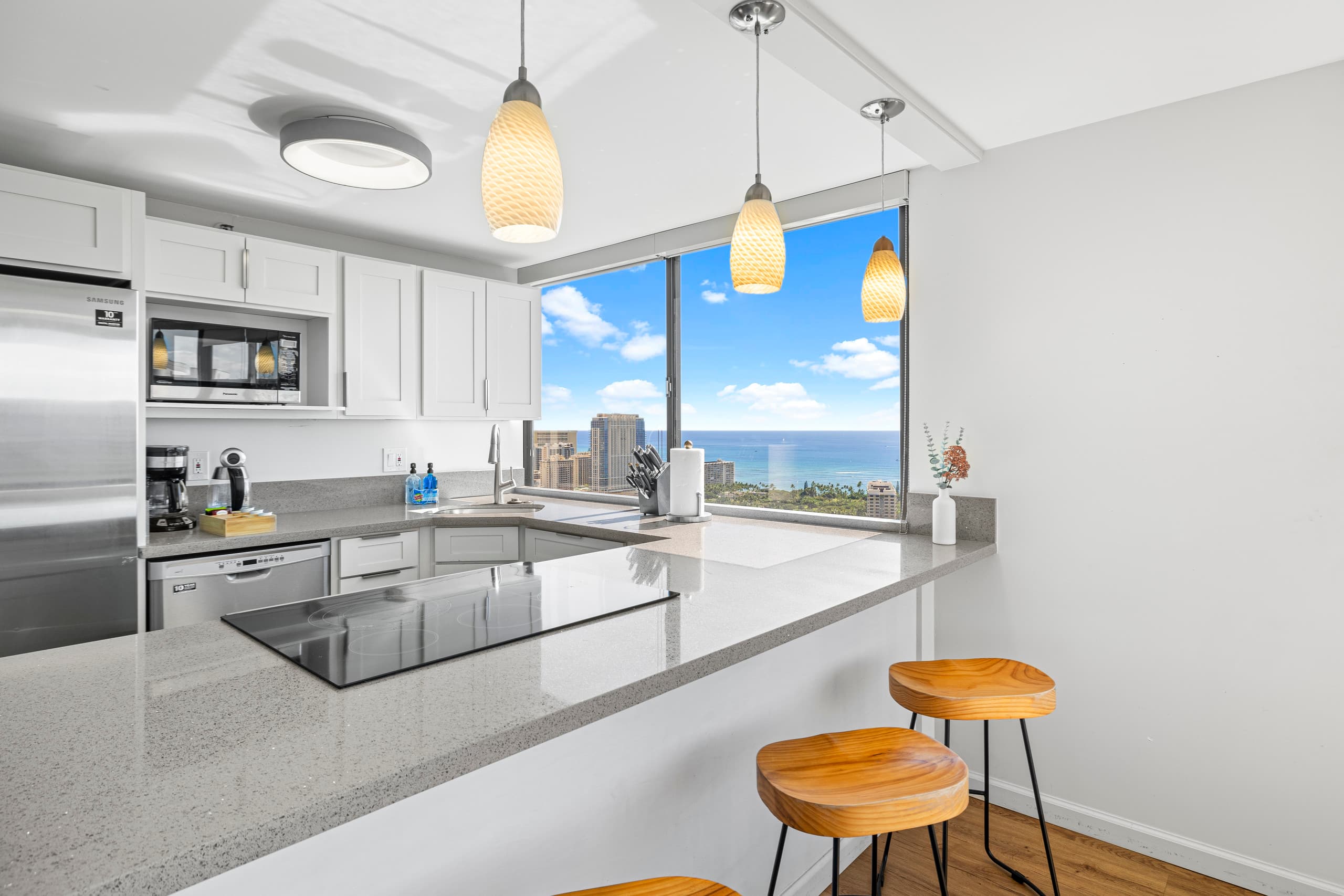 Condo in Honolulu · ★4.95 · 2 bedrooms · 4 beds · 2 baths - Image 8