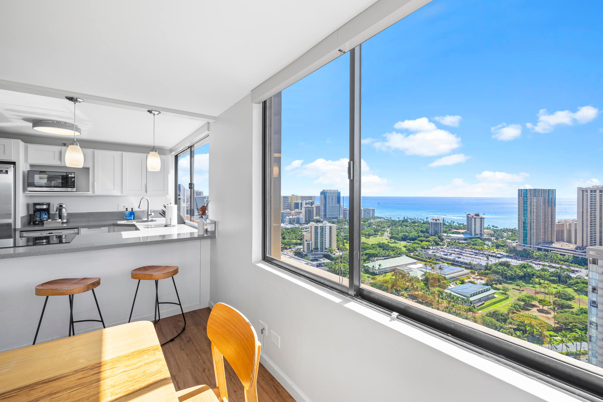 Condo in Honolulu · ★4.95 · 2 bedrooms · 4 beds · 2 baths - Image 12