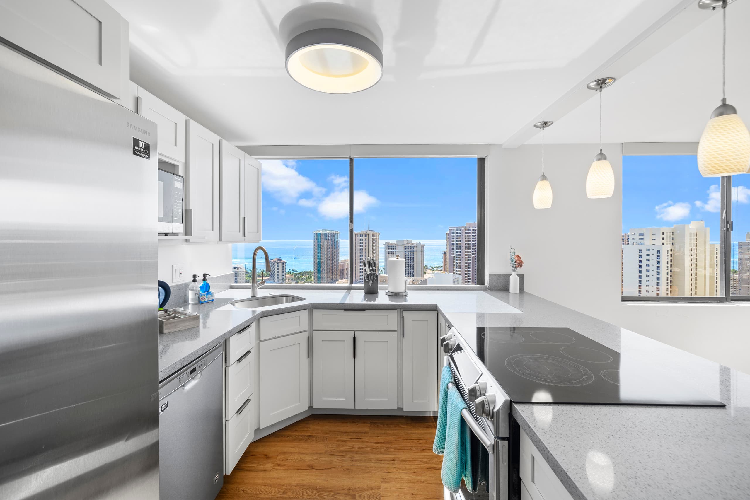 Condo in Honolulu · ★4.95 · 2 bedrooms · 4 beds · 2 baths - Image 9