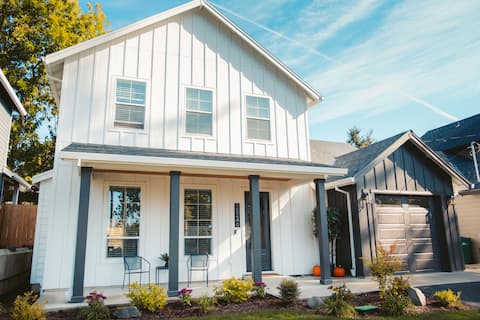 Cozy, Modern Farmhouse, King Bed, Great Yard, Pets