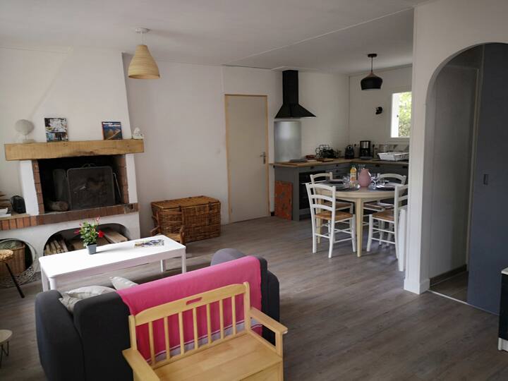 Dnevni boravak  s kaminom i kuhinjom