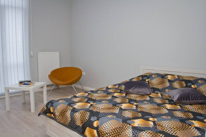 Udobna spavaća soba 2 s prostorom za rad i opuštanje.
Ako je potrebno, prikladno je i za djecu. 
(Na raspolaganju su vam knjige, igre i igračke.)
