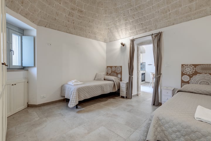 חדר זוגי עם מיטות יחיד בקתת אבן מריה