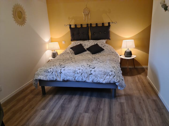 трета спална соба со 160 кревета