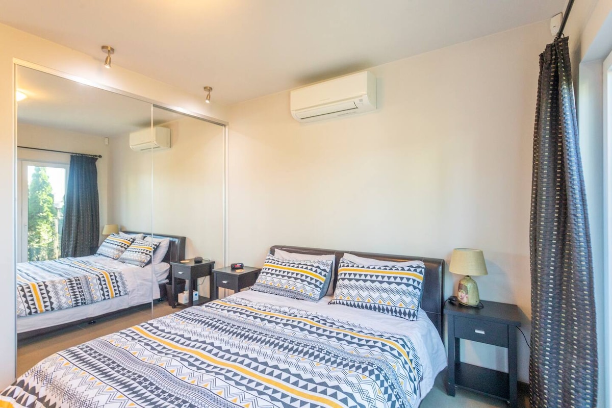 חדר שינה עם חדר רחצה צמוד ומשאבת חום 