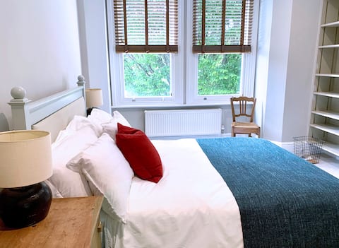 Lovely Two-Bedroom Flat in Victorian Terrace House