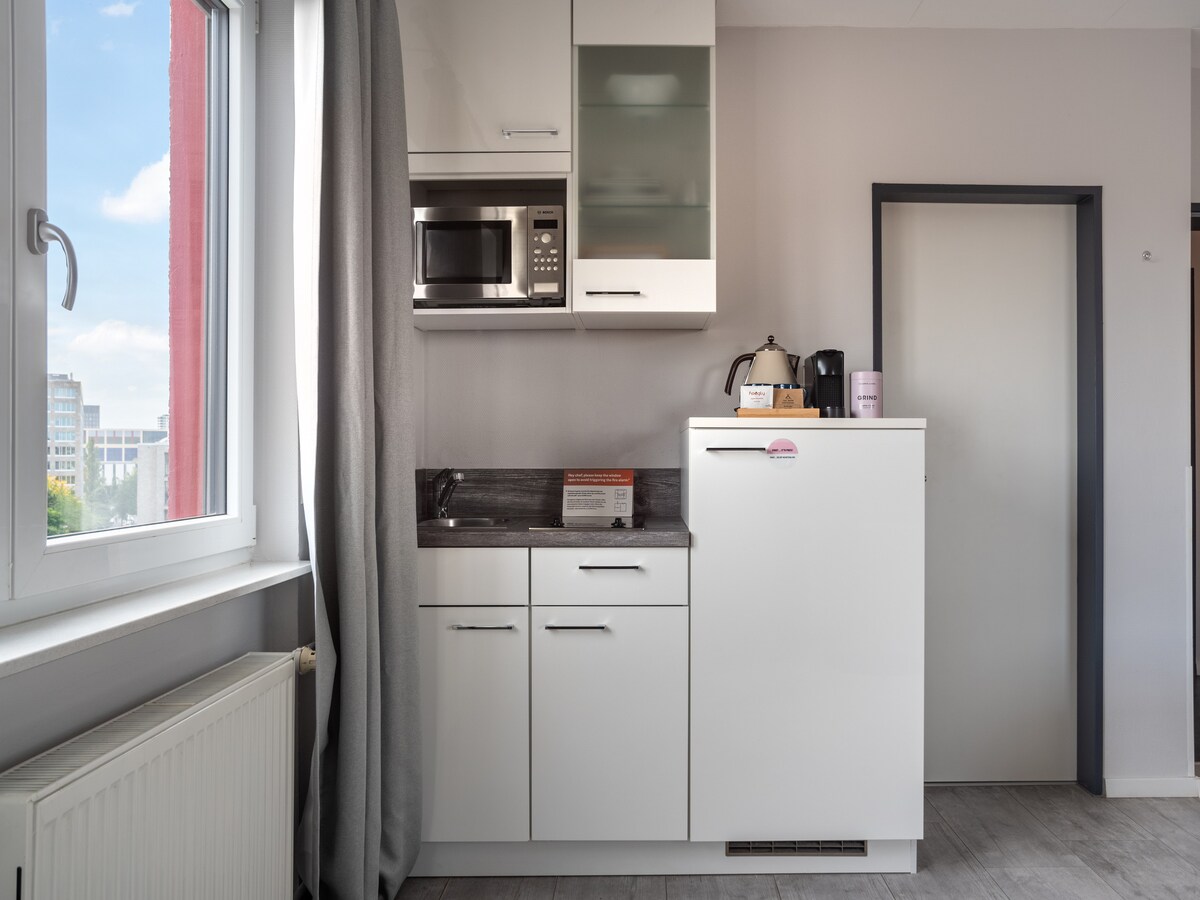 Popular Airbnb listing: Numa | Medium Studio w/ Kitchenette near Messe in Bockenheim
