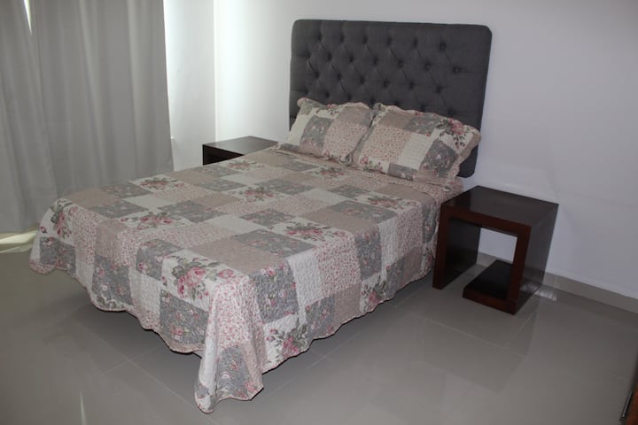 غرفة نوم بسرير مزدوج. 