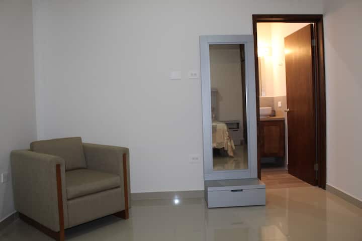 تحتوي غرفة النوم الرئيسية على حمام خاص لهذه الغرفة. تحتوي جميع غرف النوم على خزانة كبيرة. 