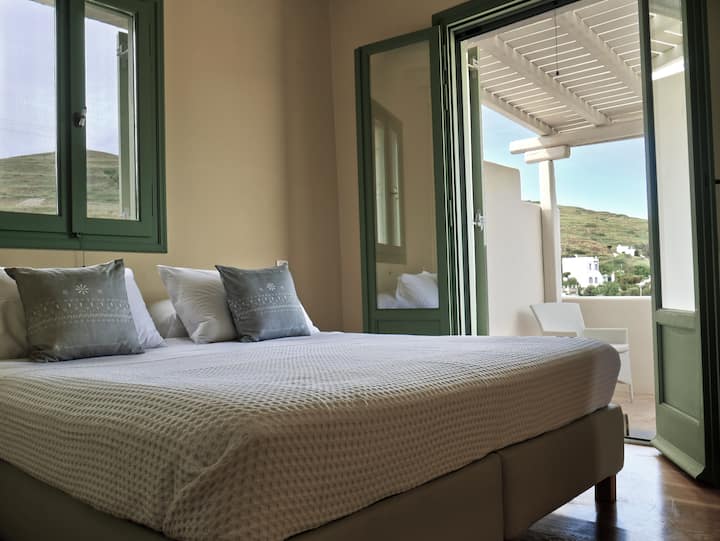 双人床和山景观