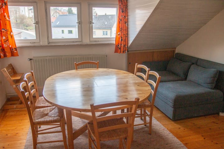 "Wohn- und Esszimmer" - mit ausgezogenem Esstisch, 6 Stühlen, einem Trip-Trap-Kinderstuhl und ausziehbarem Schlafsofa (2 Teile)