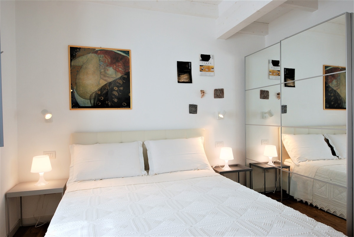 La chambre du lit double avec l'armoire à deux portes.