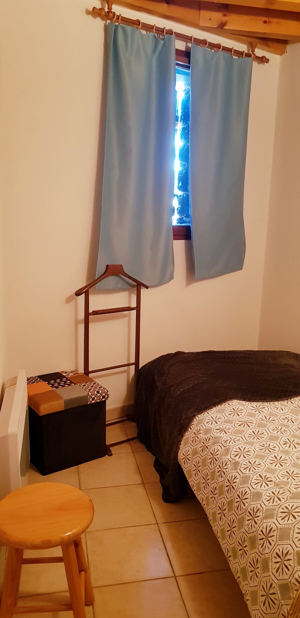 חדר ליחיד קטן עם חלון