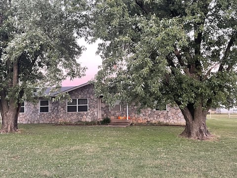 Funny Farm Oasis 1 mile from Lazy-E