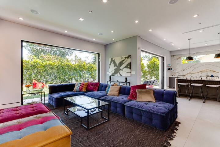 Modern Encino Charmer with Pool, Spa and rooftop gallery image 2