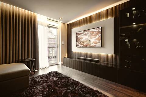 The Acacia, Luxury with Private Balcony & Parking