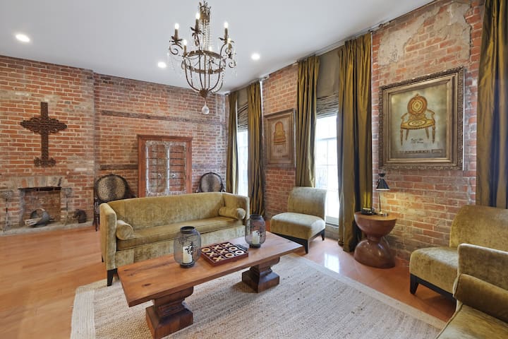 Luxury Condo in the Warehouse District!