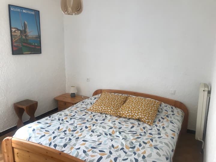 غرفة النوم 2 مع سرير سيتم إعداده وفقًا لاحتياجاتك. لنفترض سريرين من 90 سم. هذا سرير بمقاس 180 سم كما هو موضح في الصورة.
خزانة كبيرة مع غرفة ملابس تكمل المعدات.