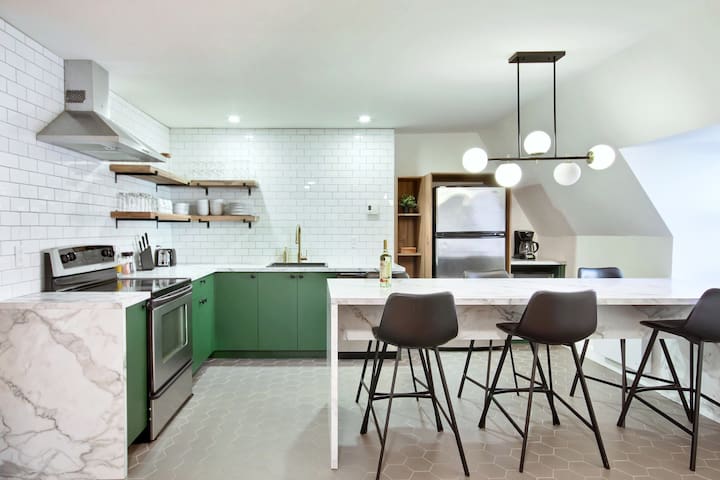 Golden Cross // Typical old Quebec appartement