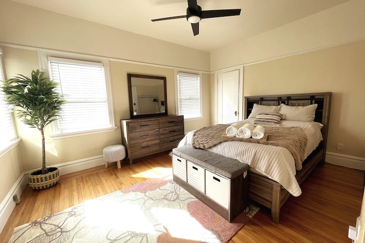 宽敞的1间卧室，配有豪华的Tempur-Pedic床，提供无与伦比的舒适和支撑。 您将有一个安静的夜晚 