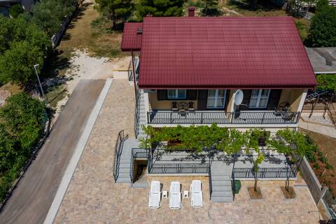 Top performing Airbnb: 1st floor of the house 100 m from the sea in Općina Starigrad
