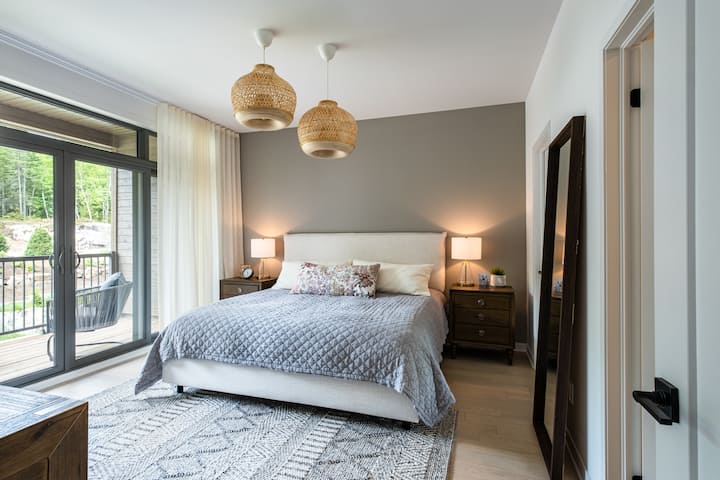 '' It’s a lovely spacious modern condo, very clean, tastefully furnished throughout with comfortable beds, quality bedding, a large, well equipped kitchen and great showers and bathrooms " David, December 2021
