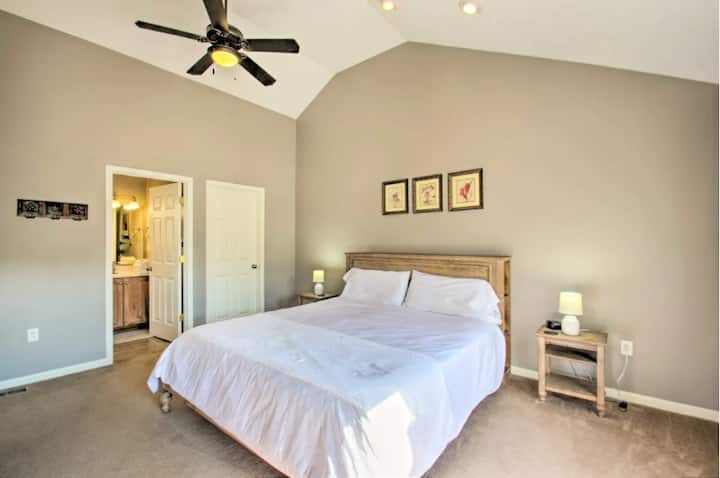 Главната спална соба на главното ниво содржи брачен кревет (широк 183x213 см) и приватна бања