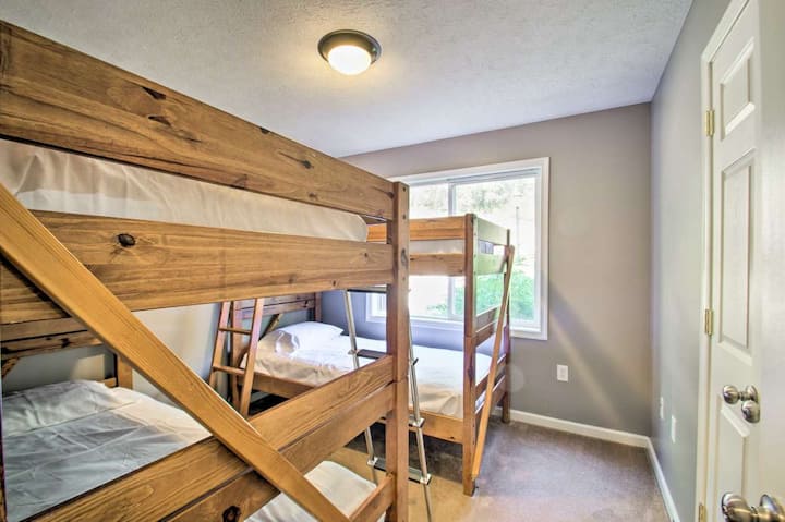 Главно ниво содржи две спални соби со два комплета брачни кревети (широки 125 - 149 см) по соба (вкупно 8 брачни кревета (широки 125 - 149 см).