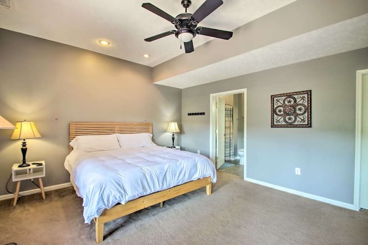 Првата спална соба на пониско ниво има брачен кревет (широк 180-220 см) и приватна бања