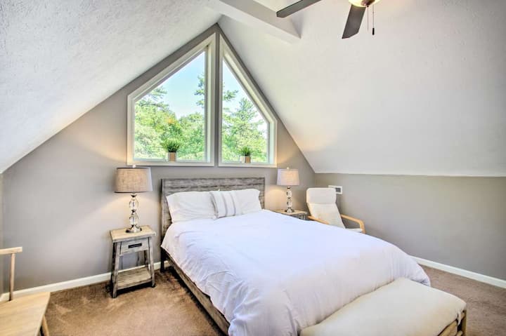 Простор на поткровје со брачен кревет (широк 150-179 см). Имајте предвид дека овој простор е поткровје без врата. 