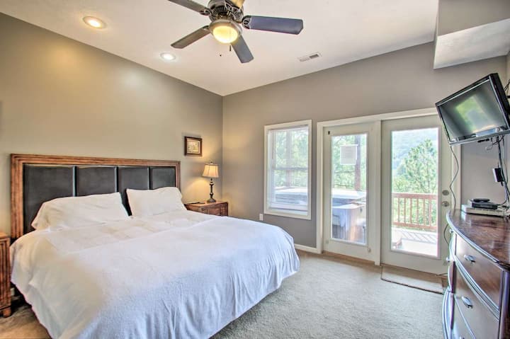 Втора спална соба на пониско ниво има брачен кревет (широк 180-220 см) и бања до него