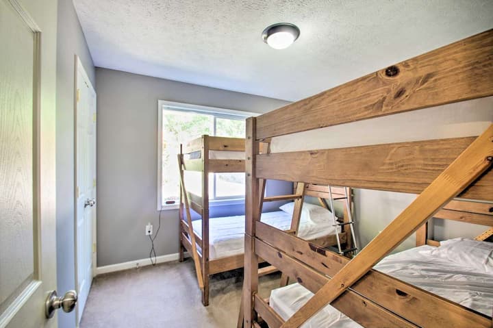 Главно ниво содржи две спални соби со два комплета брачни кревети (широки 125 - 149 см) по соба (вкупно 8 брачни кревета (широки 125 - 149 см).