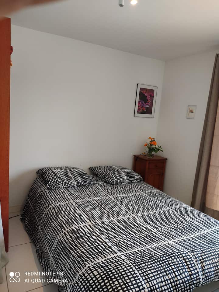 Krevet 140 s pogledom na vrt. Zatvaranje zatvarača s električnim upravljanjem