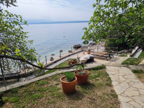 Toš apartment 3 with private garden by the beach