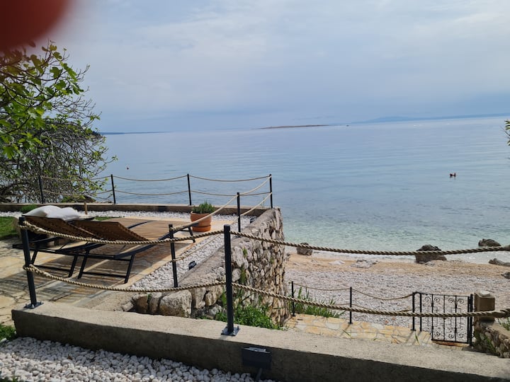 Toš apartment 3 with private garden by the beach