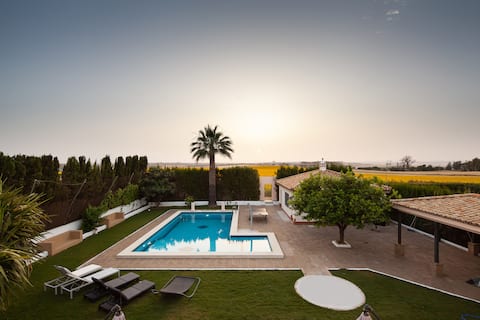 5‑BR Villa w/ Pool · 15 Guests · 20 min Seville