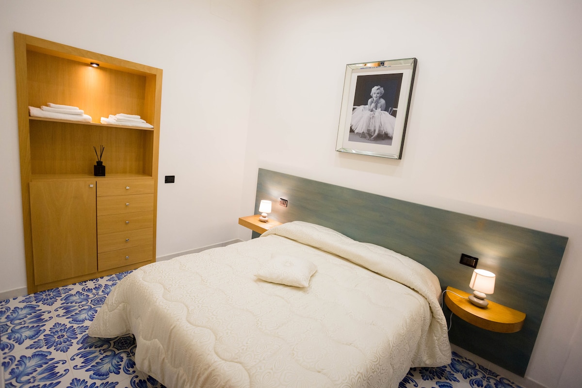 


Spálňa pozostáva z veľkej manželskej postele a úložného šatníka, kde si môžete odložiť svoje osobné veci
