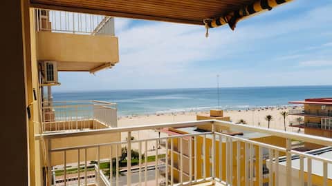 Successful Airbnb property: Oceanfront apartment with sea views. in Gandia