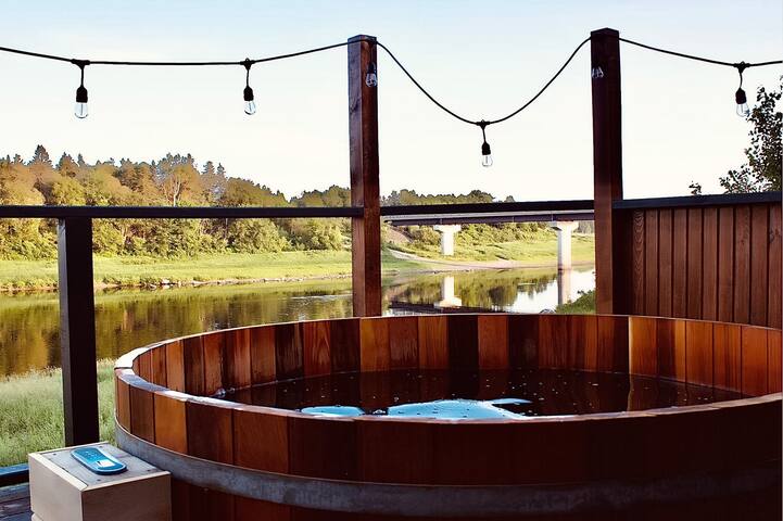Cozy Cabin with Large Cedar Hot Tub