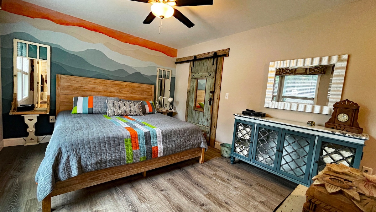 Primary suite - king bed