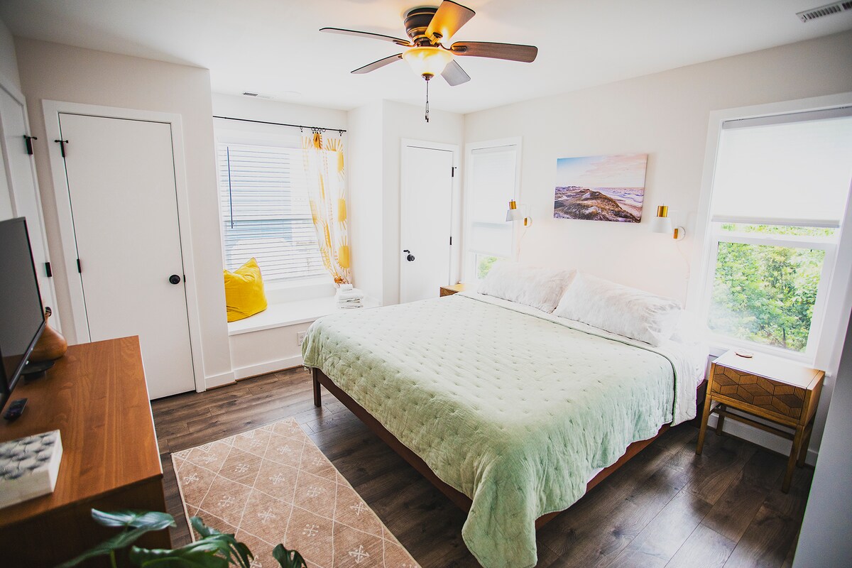 Gornja spavaća soba s bračnim krevetom i prozorom s pogledom na ocean 