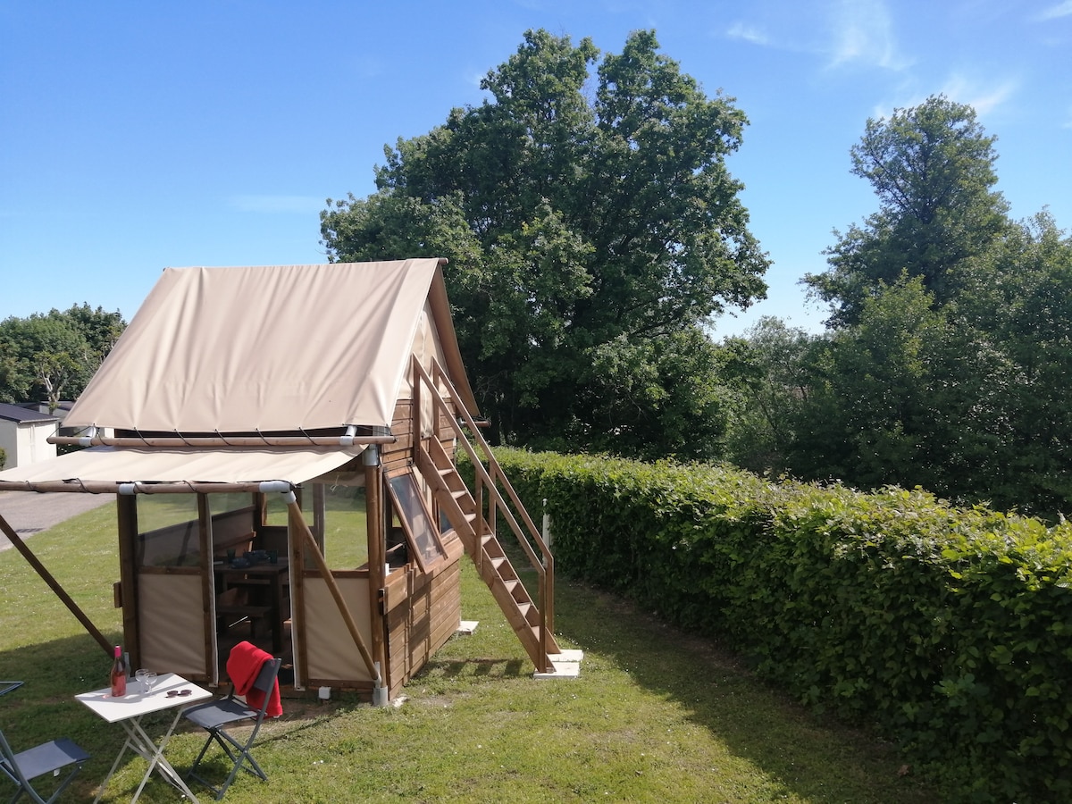 Tente safari — Séjour en pleine nature avec spa à Rhône à Sarcey — vue depuis la terrasse